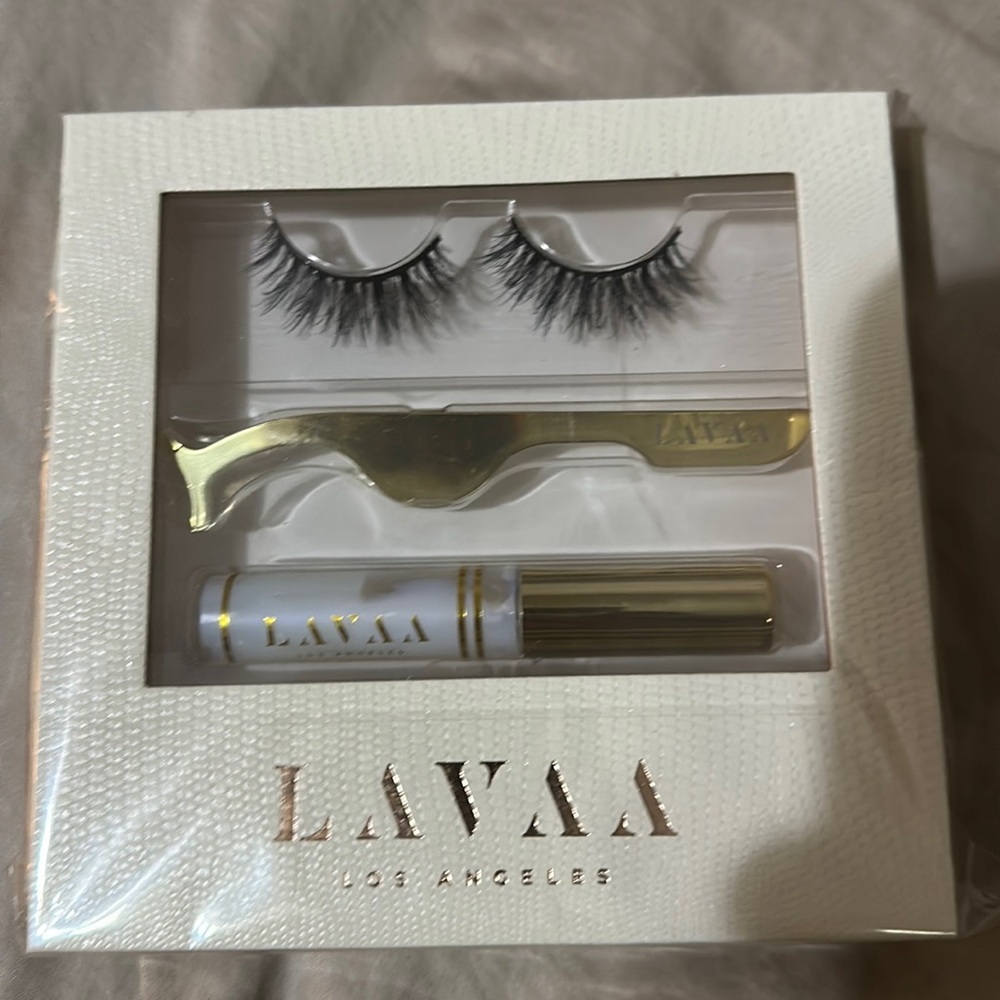 Lavaa lashes flirty lash set
